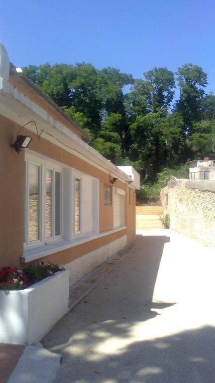 Hotel Chez Cecile Mornas Exterior foto