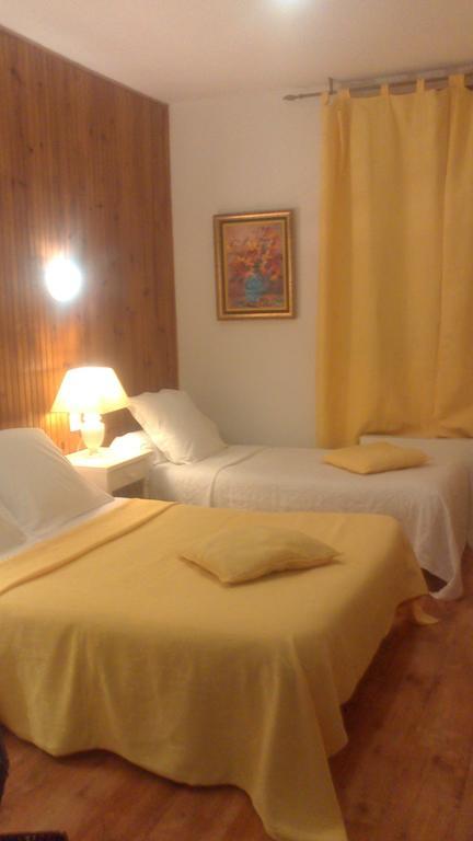 Hotel Chez Cecile Mornas Zimmer foto